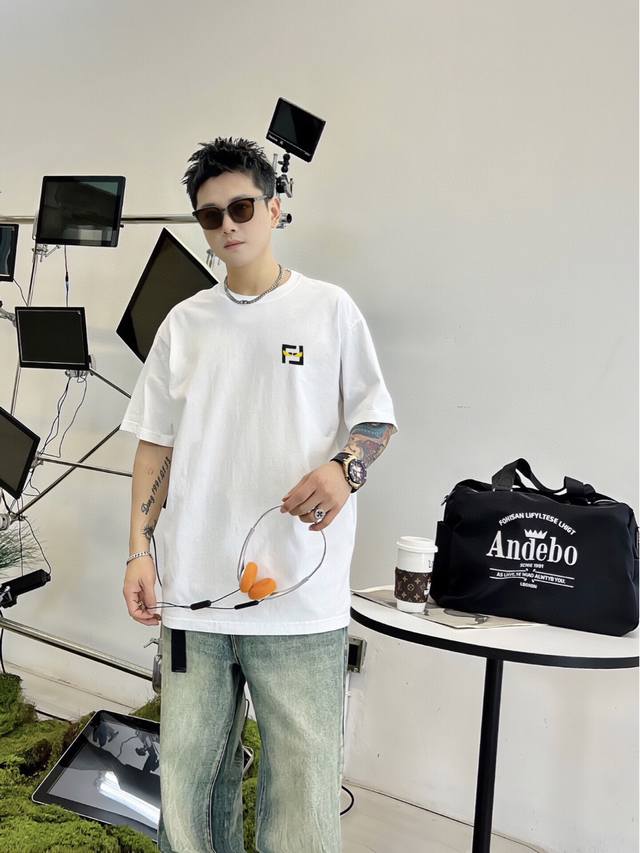 Louis Vuitton's new double-layer letter print short-sleeved T-shirt. The letter