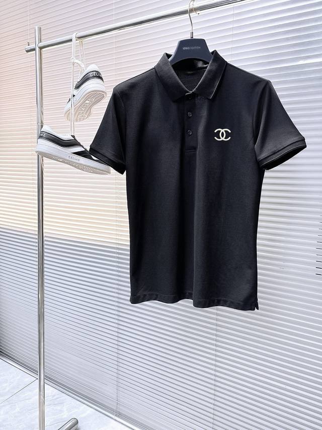 Prada's new double-layer letter print short-sleeved T-shirt. The letter pattern