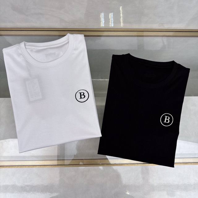 Fendi's new letter print double-layer heavy-duty short-sleeved T-shirt. The lett