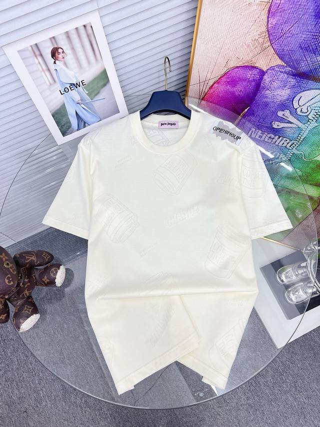Celine's new double-layer letter-printed short-sleeved T-shirt. The letter patte