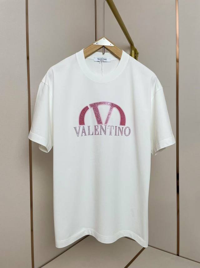 New arrival, short-sleeved cotton T-shirt with DG logo embroidery details. Made