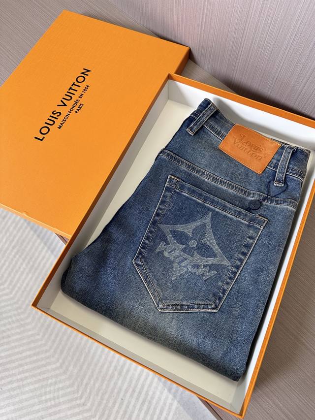 Prada 24Ss triangle logo pocket shirt is made of 70-count rayon poplin fabric wi