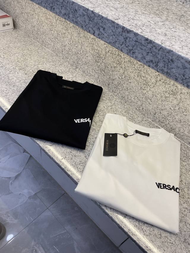 Moncle* Classic Polo Shirt. 25S new model. This Polo Shirt is made of 230g merce