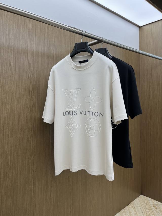 Prada's new round-neck short-sleeved T-shirt for spring and summer has always fo