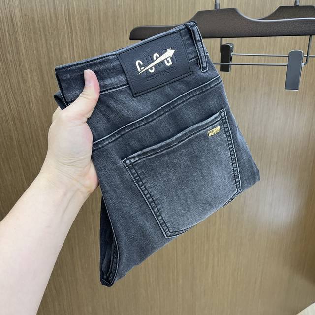 Vivi25S men's casual pants latest model with an invincible upper body style! You