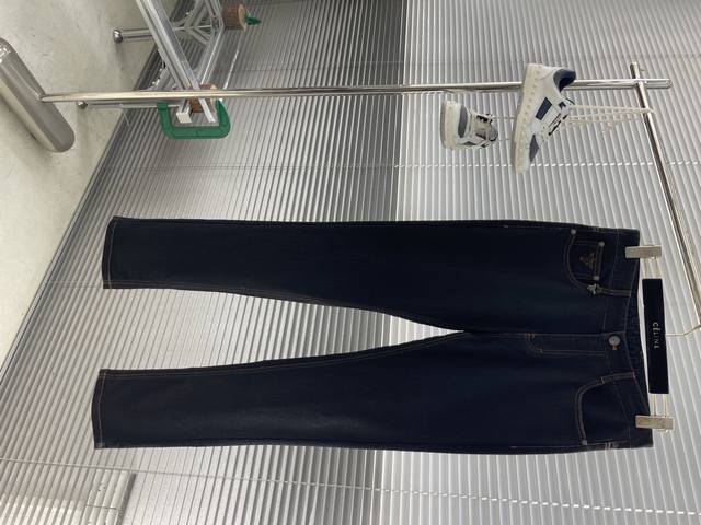 New Zegna model. Customized silk pique. Synchronized with the counter. Size 48-5