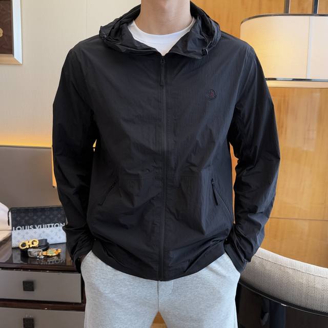 Kiton men's casual pants, top-quality fabrics, latest casual shorts, perfect fit