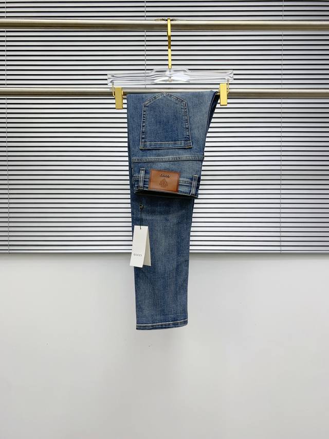 Balenciaga Logo is refined and upgraded, inspired by the retro style of the 1980