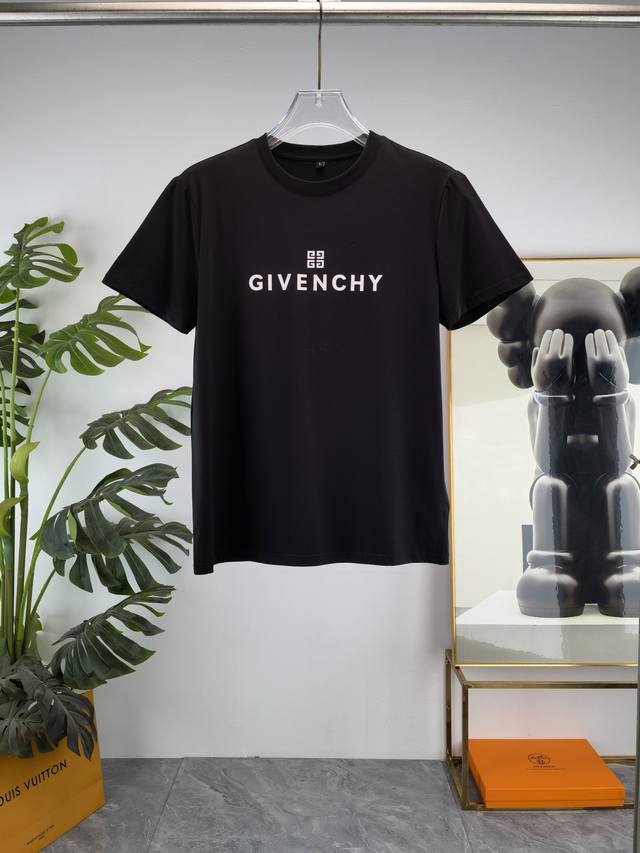 Loewe's new double-layered short-sleeved T-shirt with letter print. Whether it i