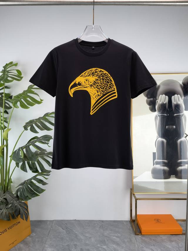 Burberry's new double-layer letter-printed short-sleeved T-shirt. The letter pat