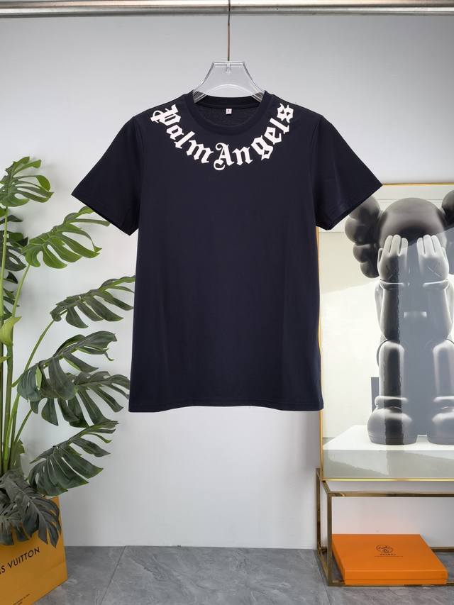 Celine's new double-layer letter-printed short-sleeved T-shirt. The letter patte