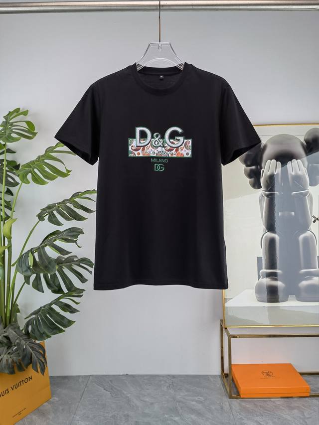 Balenciaga's new double-layered letter-printed short-sleeved T-shirt. The letter
