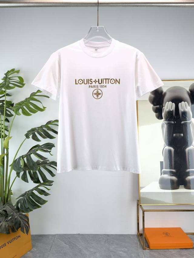 Dior's new double-layered short-sleeved T-shirt with letter prints. Whether it i