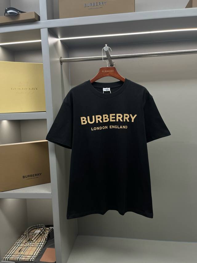 Loewe's new double-layered short-sleeved T-shirt with letter print. The letter p