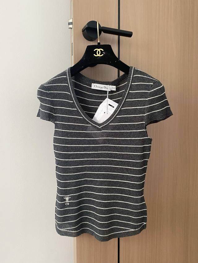 Burberry's new double-layered short-sleeved T-shirt with letter print. Whether i
