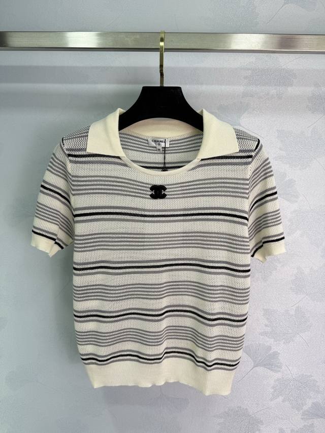 Celine's new double-layered short-sleeved T-shirt with letter print. Whether it