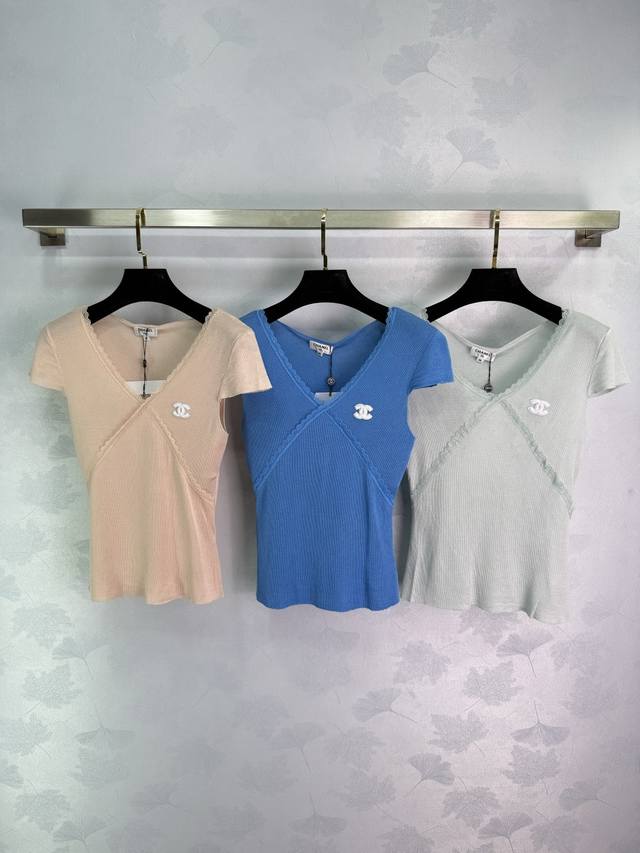 Celine's new double-layered short-sleeved T-shirt with letter print. Whether it