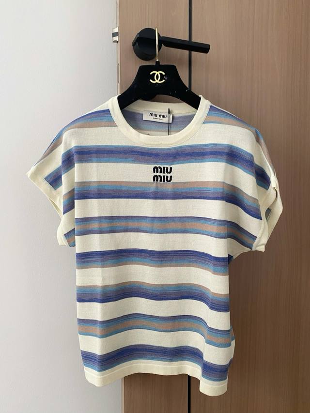 Aio new double-layer letter print short-sleeved T-shirt. Letter pattern is a hot