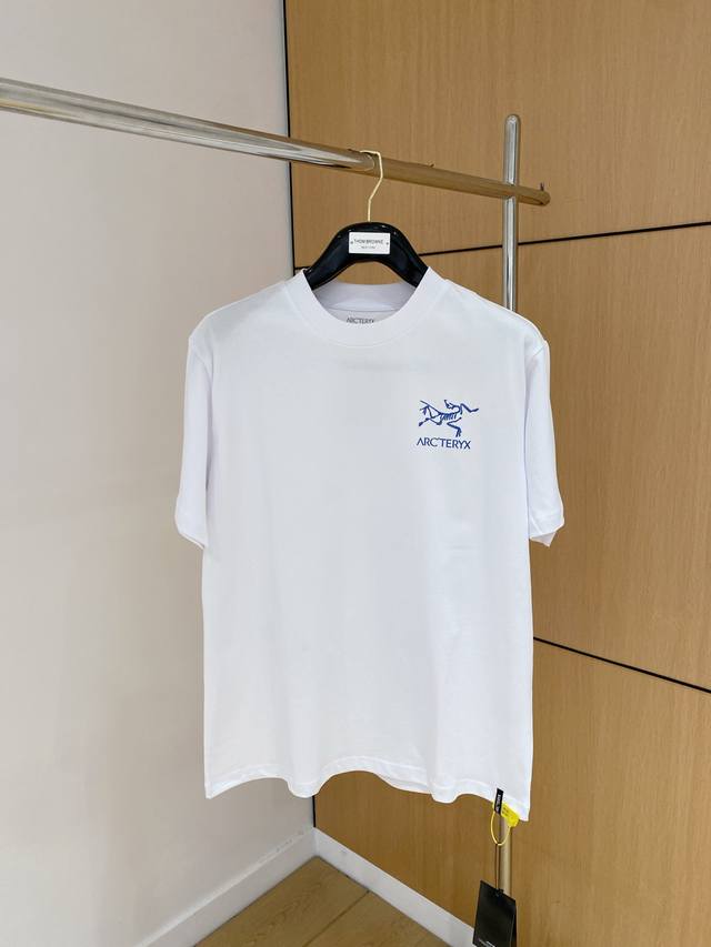 A complete set of Burberry heavy-duty printed short-sleeved T-shirt and shorts s