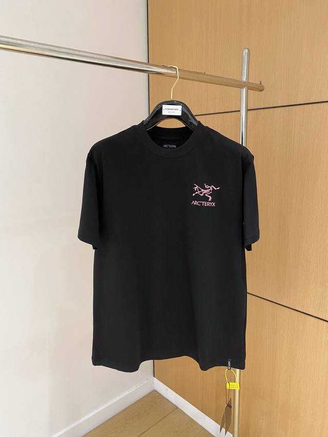 Ea chest doll print short-sleeved T-shirt, with its unique fashion charm, has be