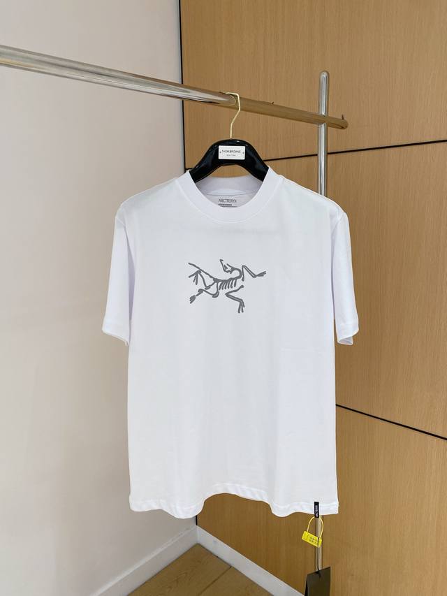 A complete set of Burberry shield logo printed short-sleeved T-shirt and shorts.