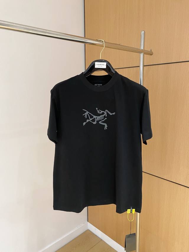 A complete set of Fendi Logo printed round neck short-sleeved T-shirt and shorts