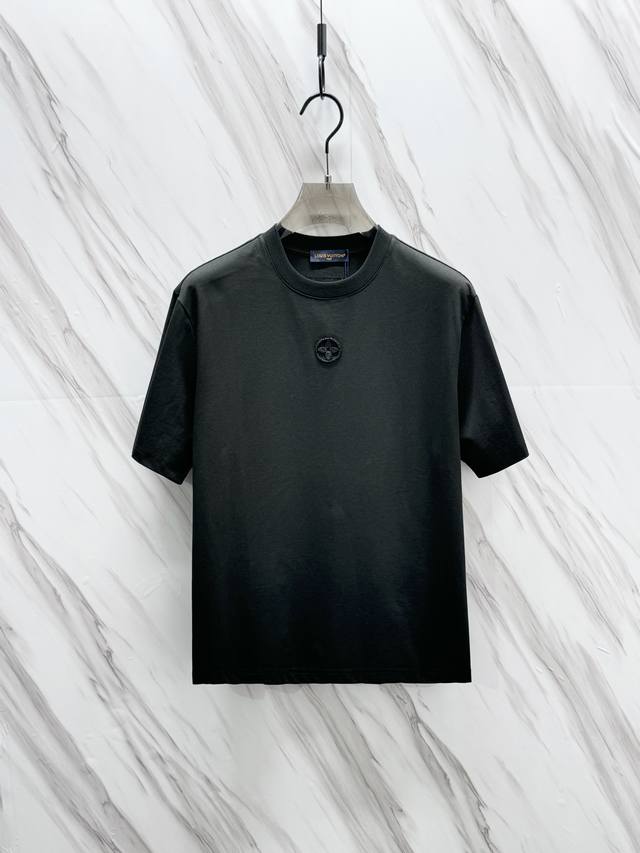 Mainly promote Dsquared2. The second square has complete trademarks. New product