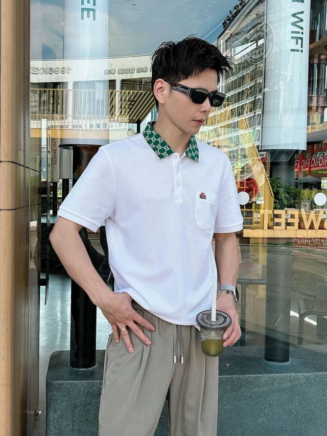 This Lv Louis T-shirt features a classic checkered all-over Damier jacquard piqu