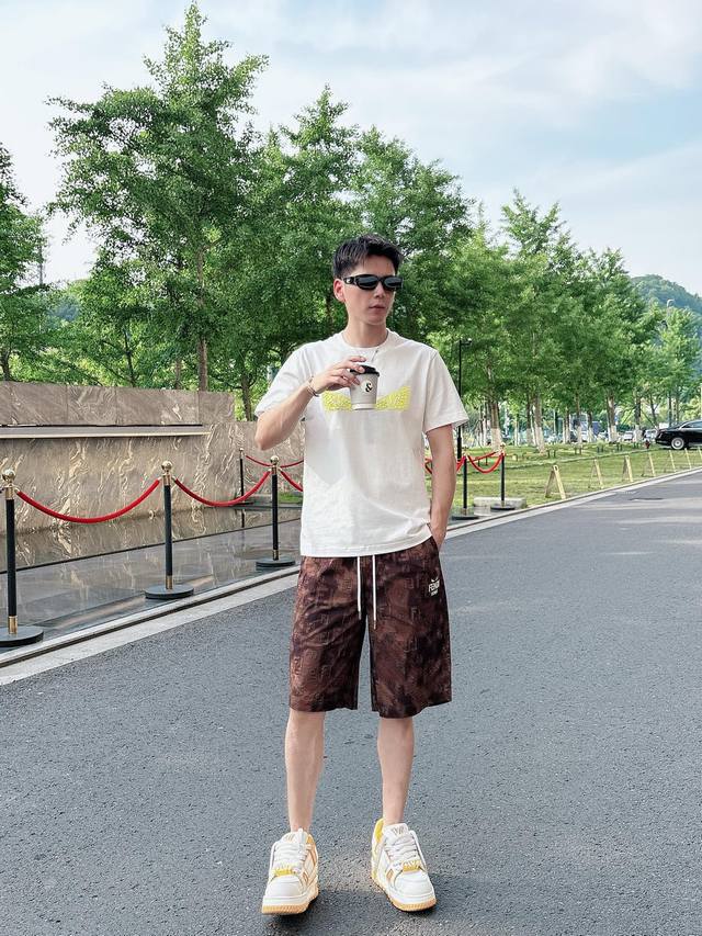 Prada 2025 Spring and Summer new style, the latest casual shorts. The original p