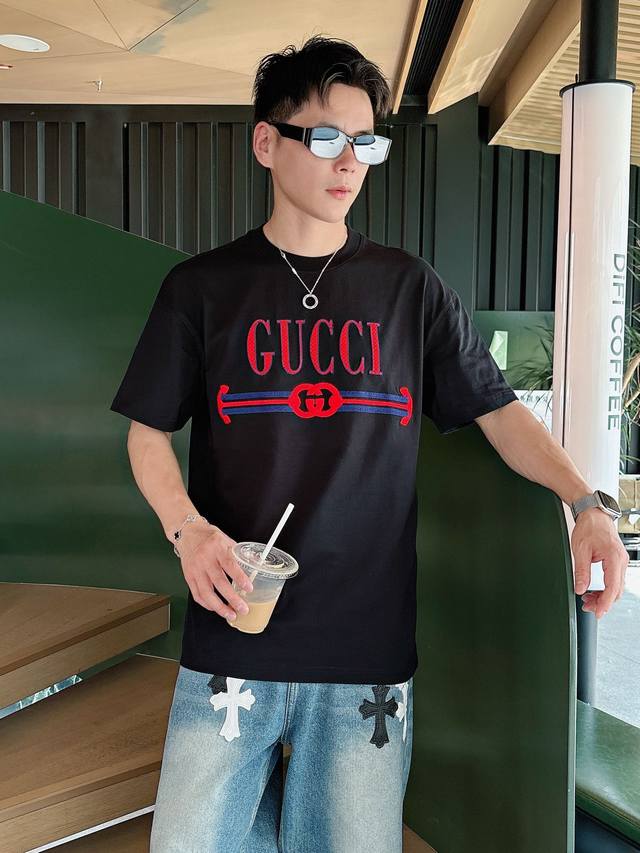 Moncler's new T-shirt with lapel and short sleeves, custom-made fabrics are brea