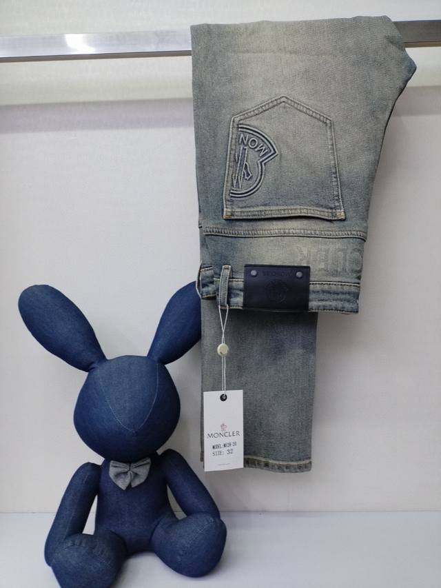 Moncler 2025 new light luxury back pocket nylon material, customized small lette