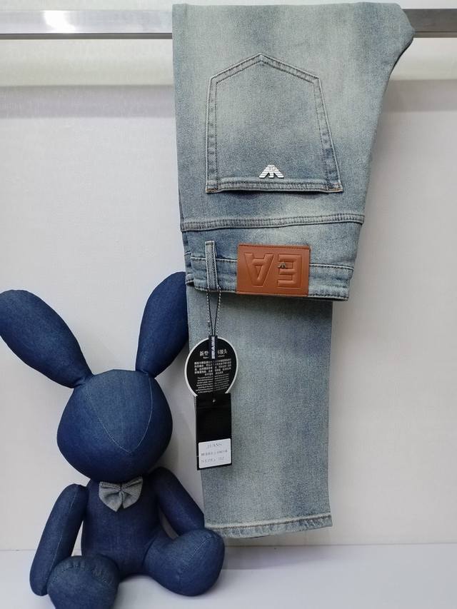 Lv, 2025 spring and summer new embroidered logo decorated short-sleeved T-shirt.