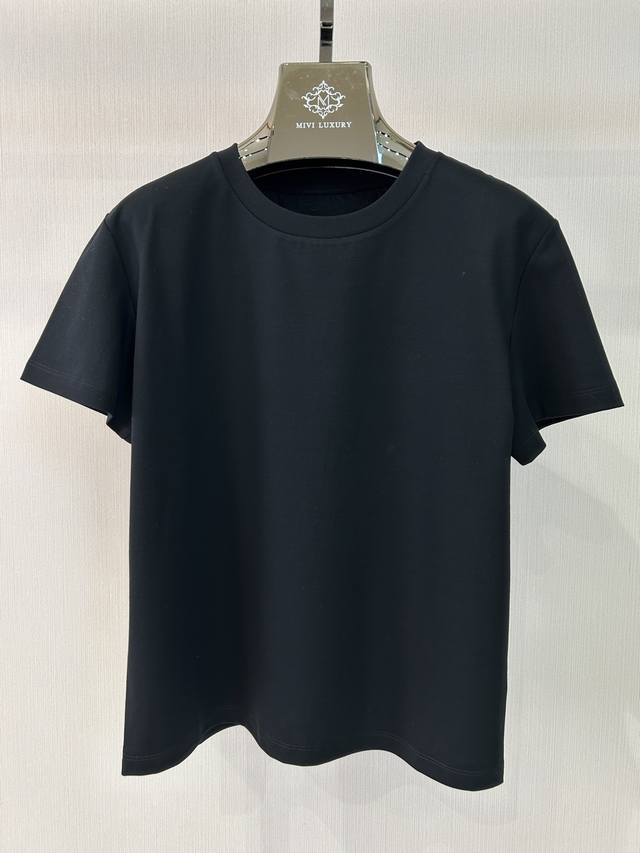 Margiela Mm6 25 denim low-waist skirt continues the brand style and is unconvent