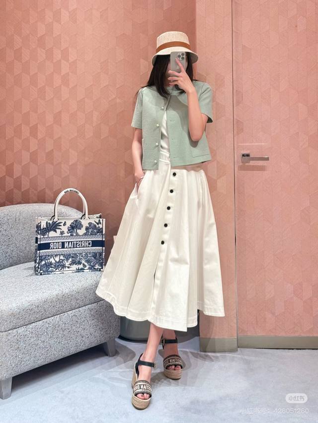 Brunello Cucine*L*L*I New product recommendation A long dress with a noble tempe