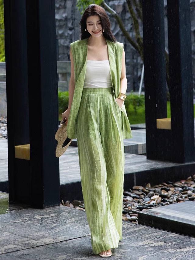 Christian Dio* 2025Ss new dress is full of fashion and high-end feeling. It has