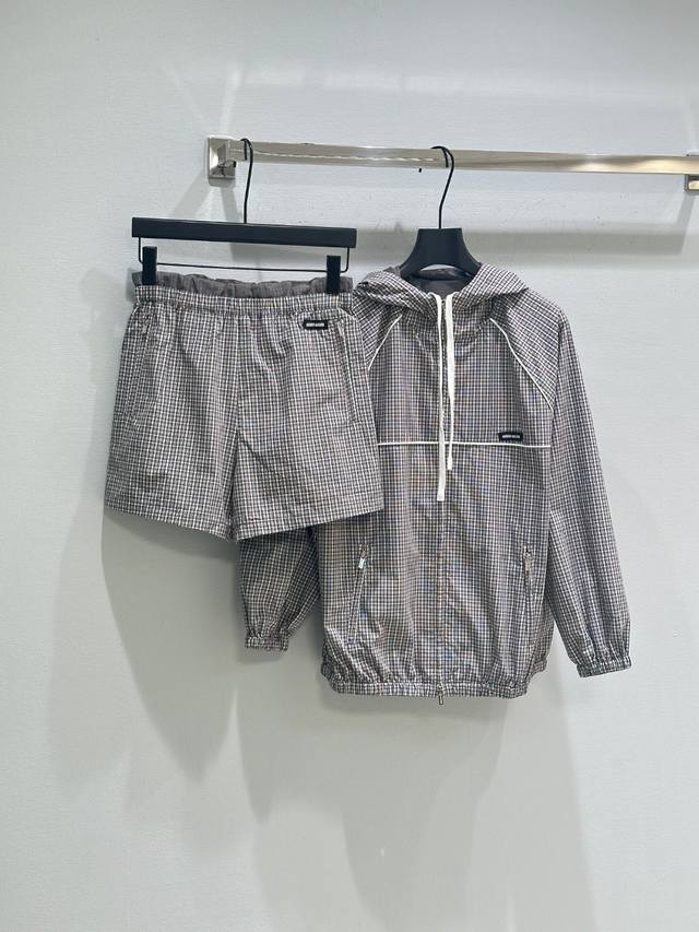 The Row Ripped Straight Regular Jeans Pursuing fashion and individuality is a br