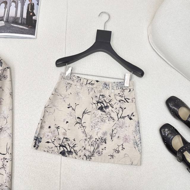 Dark gray! This T-shirt is the one you want to keep no matter what color you see