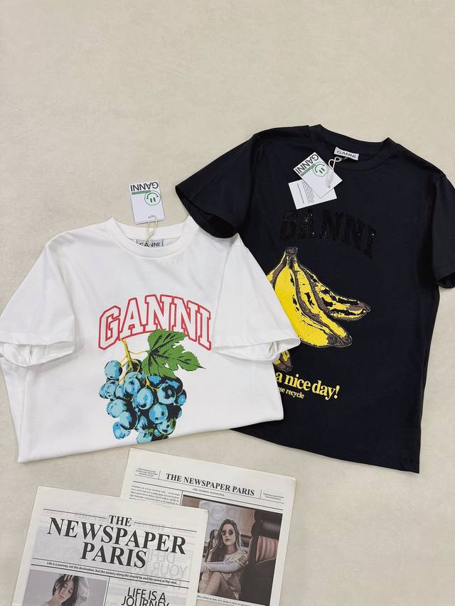 P's new summer round neck knitted letter short sleeves Color: white black Size: