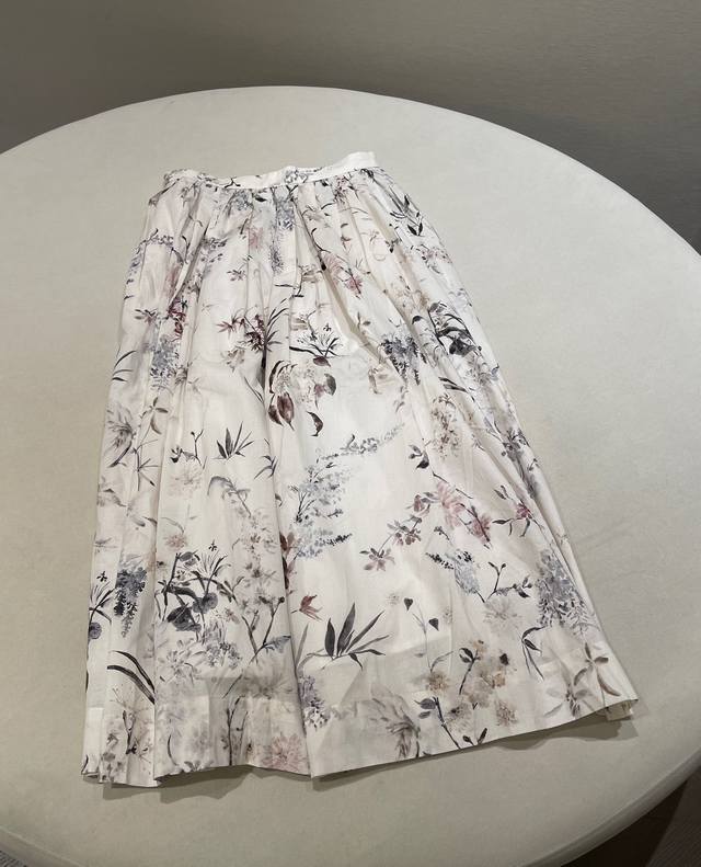 New women's clothing is launched! Miumiu lapel two-tone short-sleeved knitted dr