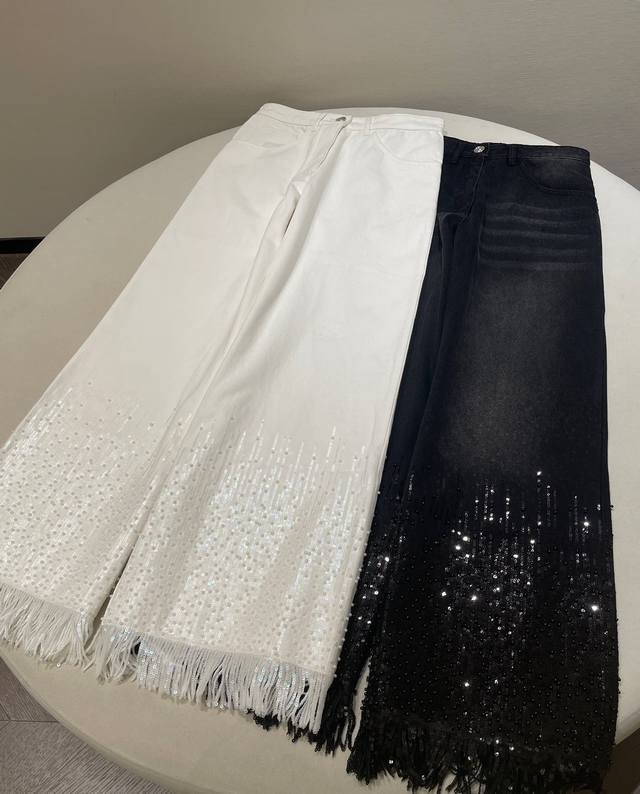 Dior style is simple and online! Classic diamond pattern meets bee embroidery, p