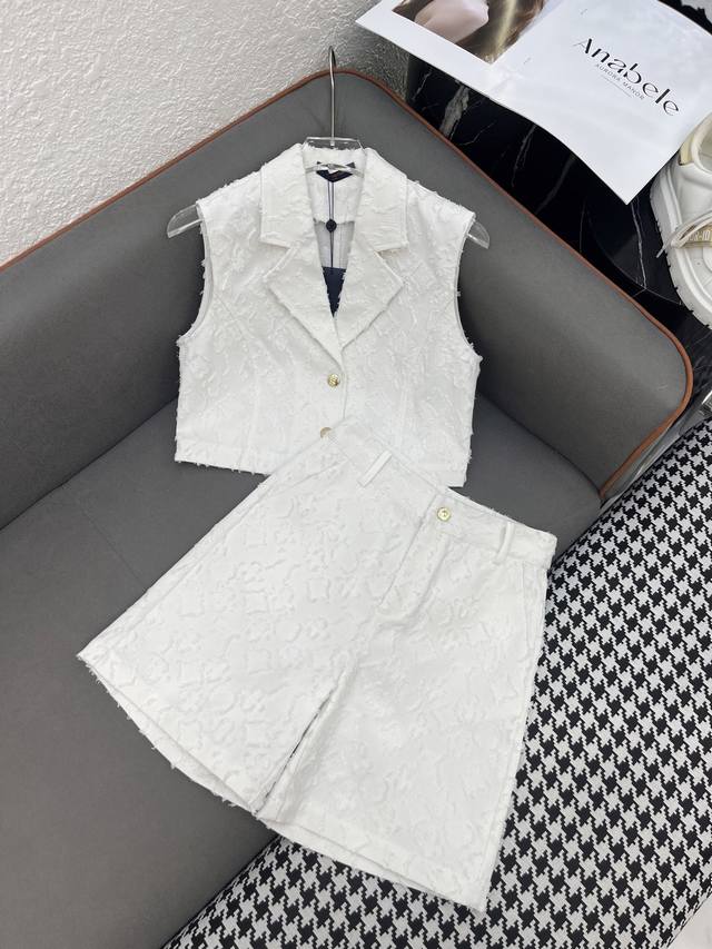 Highly recommend Lou's 2025 new puff sleeve top! Ruffled hem, waist design, thre