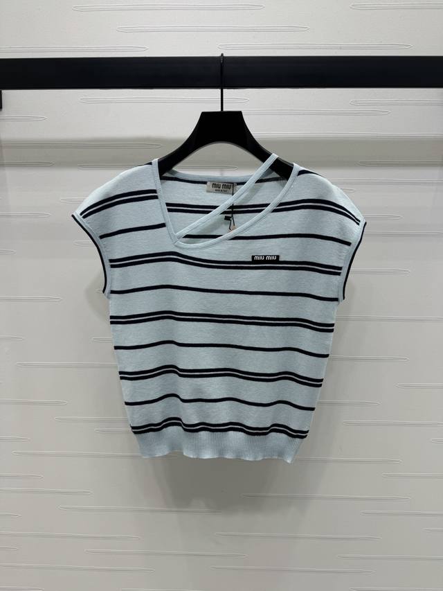 Miu* Navy collar knitted vest ~ Available in white and navy blue ~ The chest is