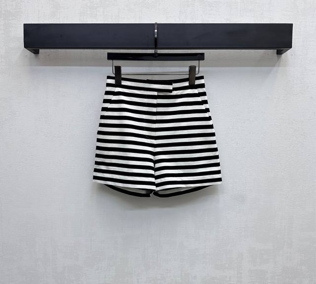 Louis Vuitto* 2025Ss new dress is full of fashion and high-end feeling. It has i