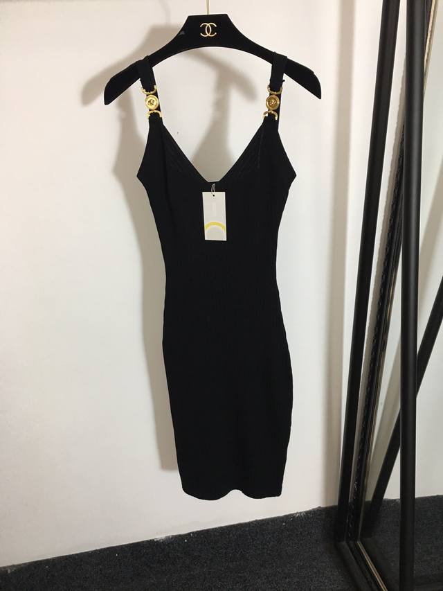 Gucc* 25 new Polo collar dress with classic stripes, especially eye-catching. Th