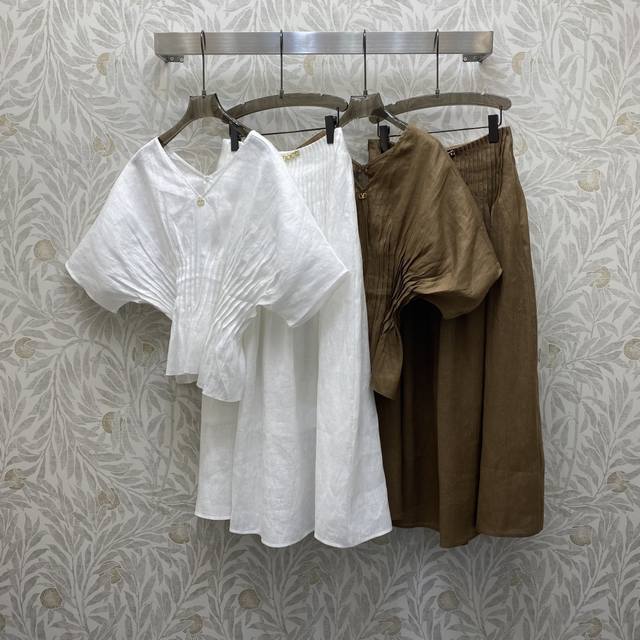 Prad* 2025Ss new skirt is fashionable, low-key, elegant and luxurious! The style