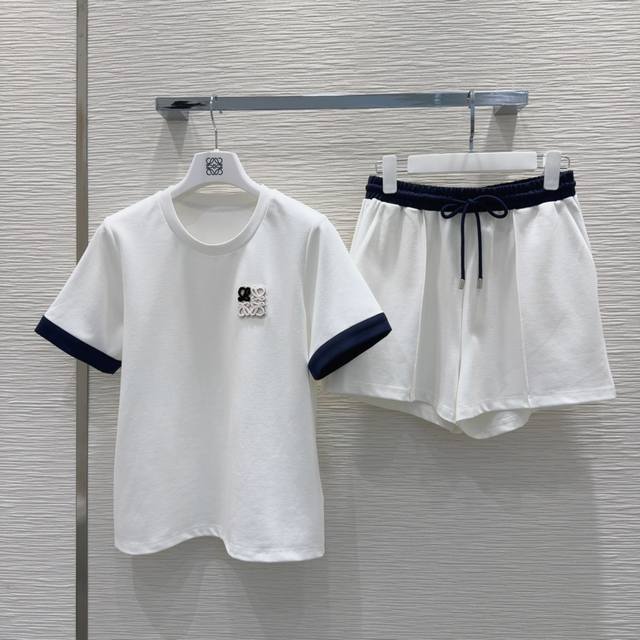 P's sleeveless dress with bow design can be perfectly matched with all kinds of