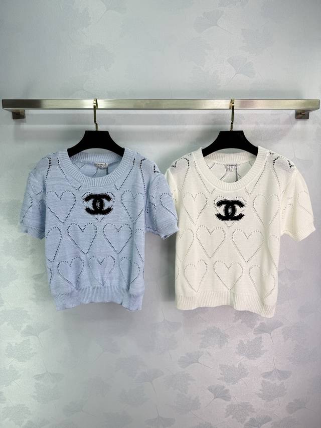 The first thing that attracts you is the extraordinary texture! This shirt from