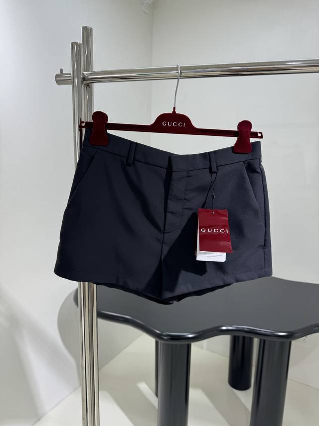 Prada Prada embossed craftsmanship ~~~ Graphic frame and simple flat sewing, fas