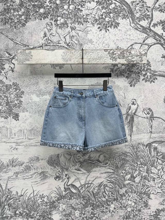 Balenclaca wide-leg jeans are made of high-density cotton denim, which is blende