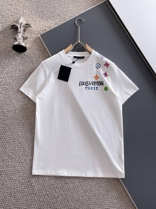 A set of Lv fashion thin casual jacket and shorts set is made of high-density fi